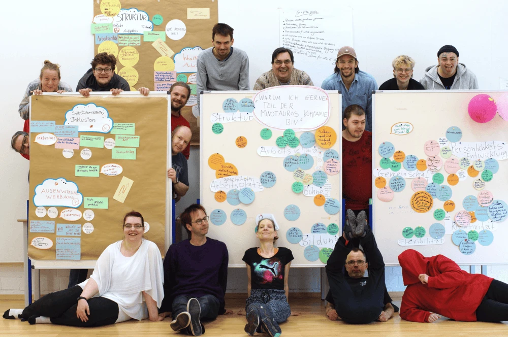Gruppenfoto beim Prozess & Workshop 2023 - Inklusives Theater-Ensemble mit Menschen mit Handicap - MINOTAUROS KOMPANIE